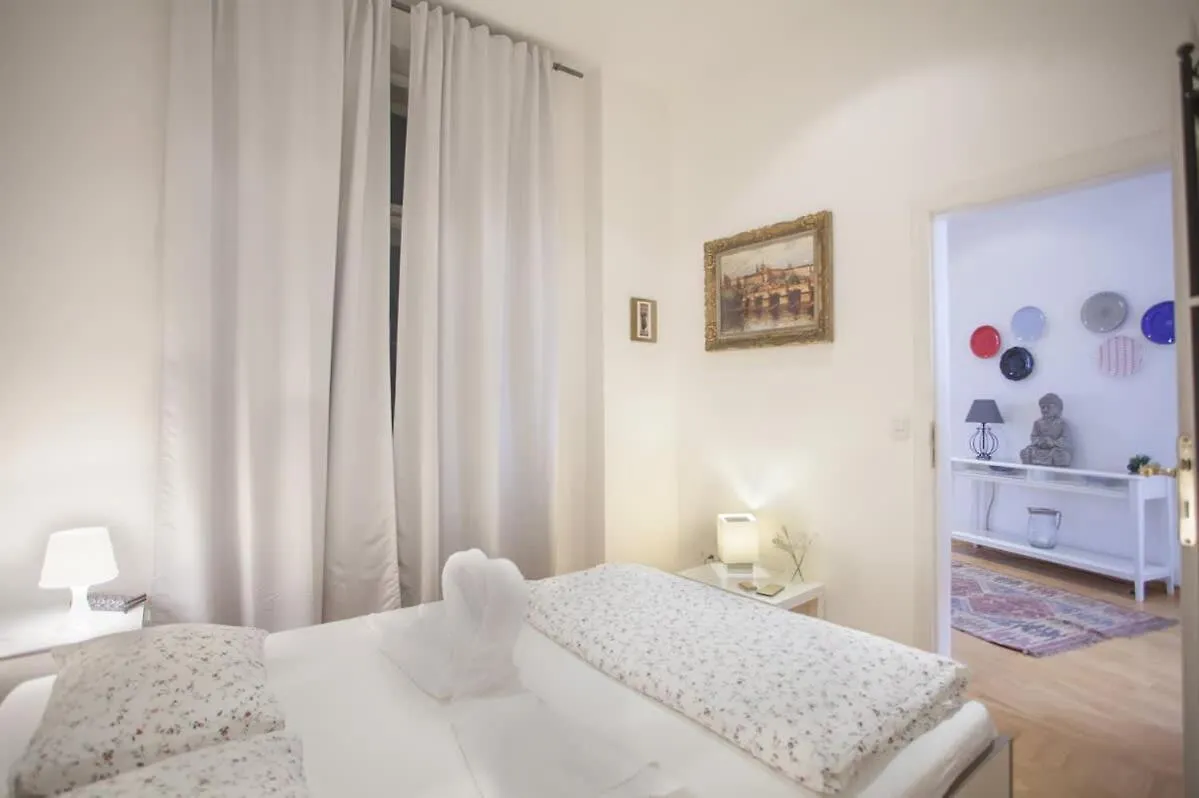 Charles Bridge Apartment Prag