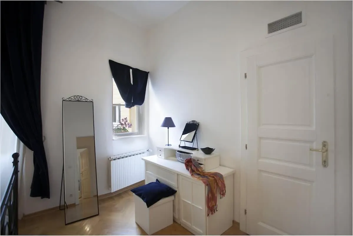Charles Bridge Apartment Praha 0*,  Česká republika