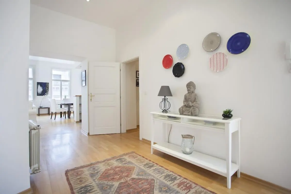 Charles Bridge Apartment Prag
